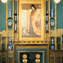 Photographie de La Princesse du pays de la porcelaine de James McNeill Whistler (1863-64, huile sur toile, 199.9 x 116.1 cm) au dessus de la cheminée dans la "Chambre du Paon" à la Freer Gallery of Art, à Washington, Etats-Unis. Licence Libre Wikipedia.